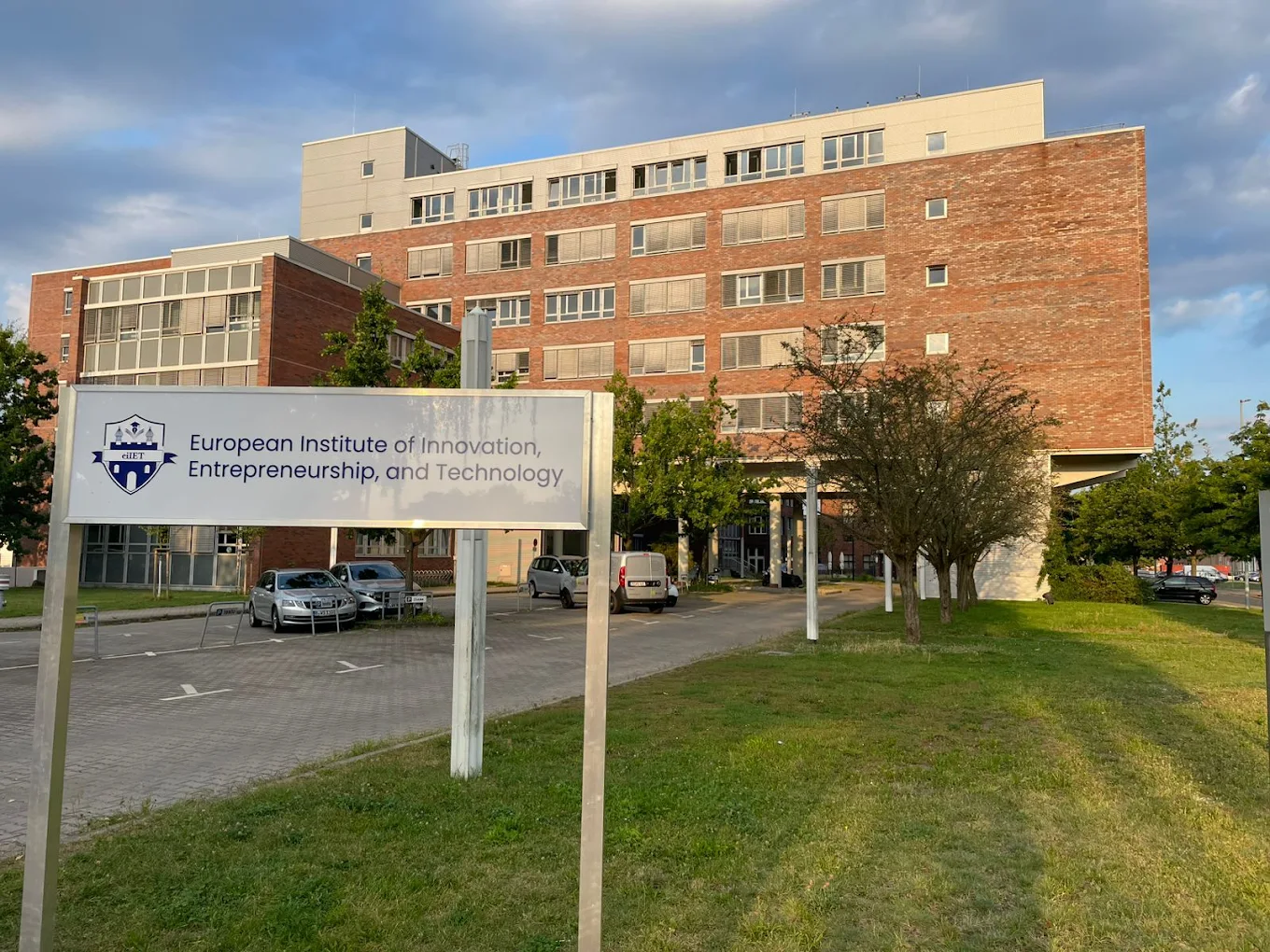 Institution defulat img